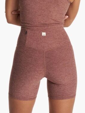 Vuori Clean Elevation Shorty biker shorts
Hazelnut Heather small